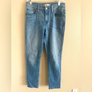 Levi’s Woman Mid Rise Skinny‎ Light Denim Wash 29x32 Jeans